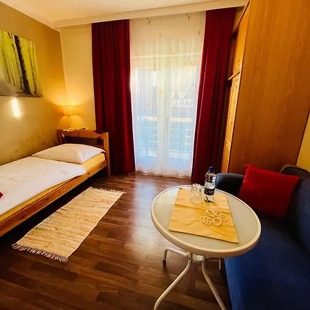 Am Campus Velden 住宿加早餐酒店 3*